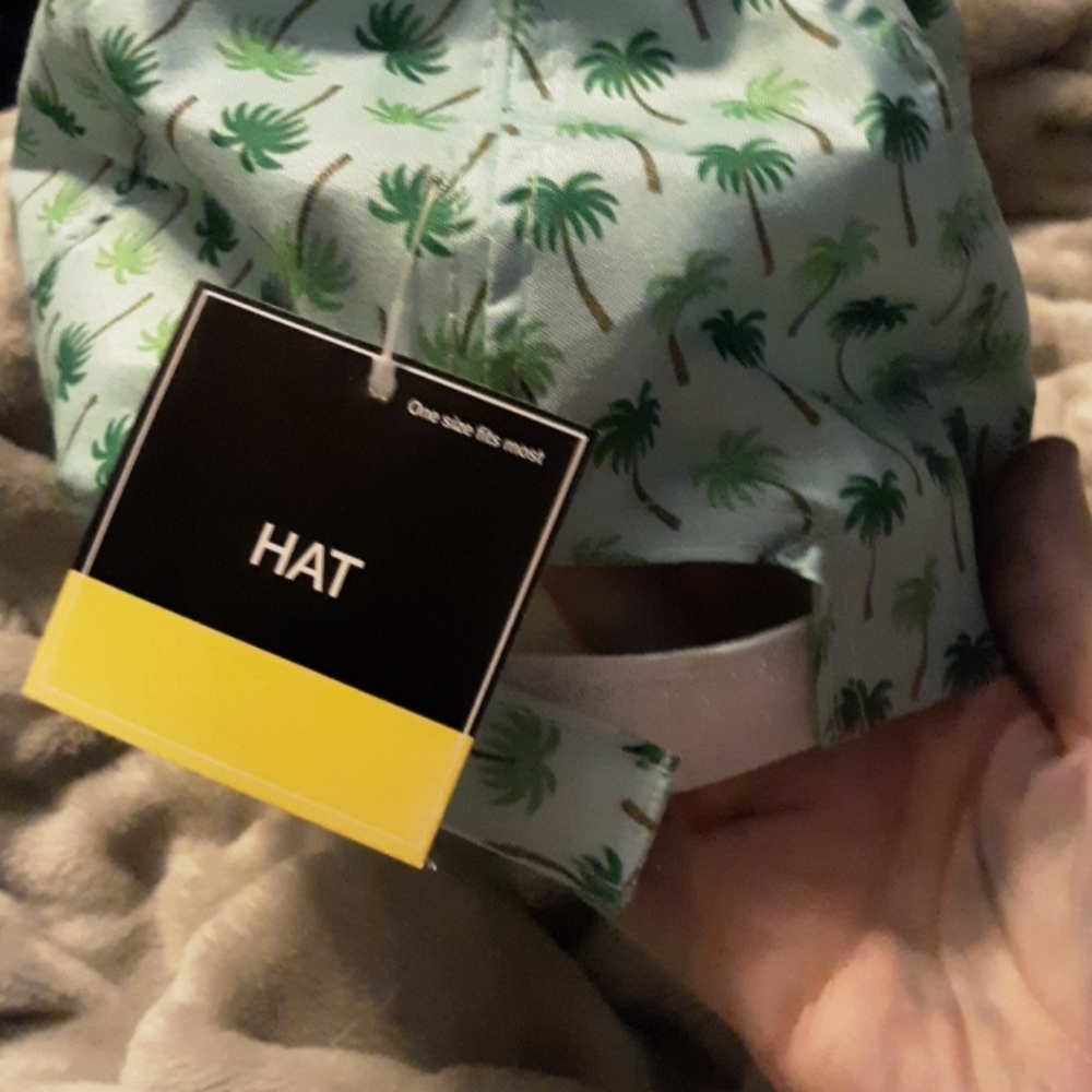 Cute hat - Picture 2 of 4